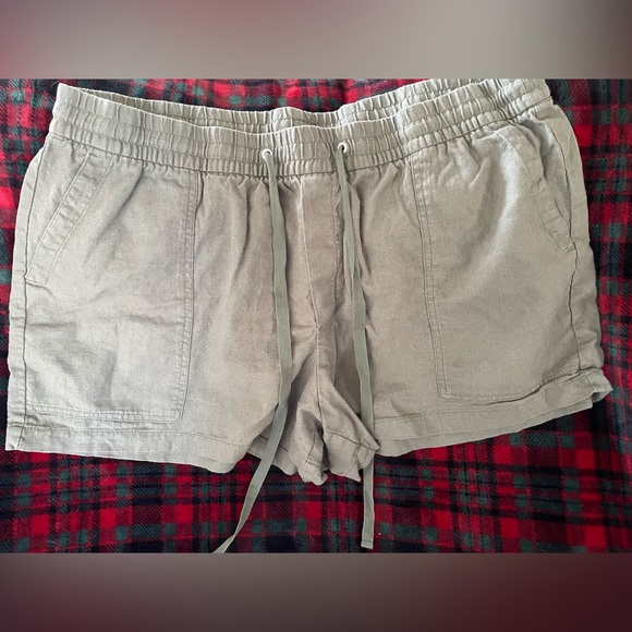 3 Pair Linen Shorts! 2 GAP, 1 Old Navy- black, chambray, olive - Picture 3 of 12